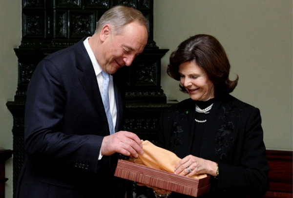 PRESIDENT OF LATVIA PRESENTED TO QUEEN SYLVIA A SHAWL WHICH IS MADE OF DELICATE AMBER THREAD
