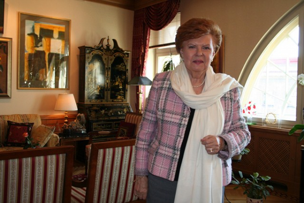 SHAWL WITH AMBER THREADS